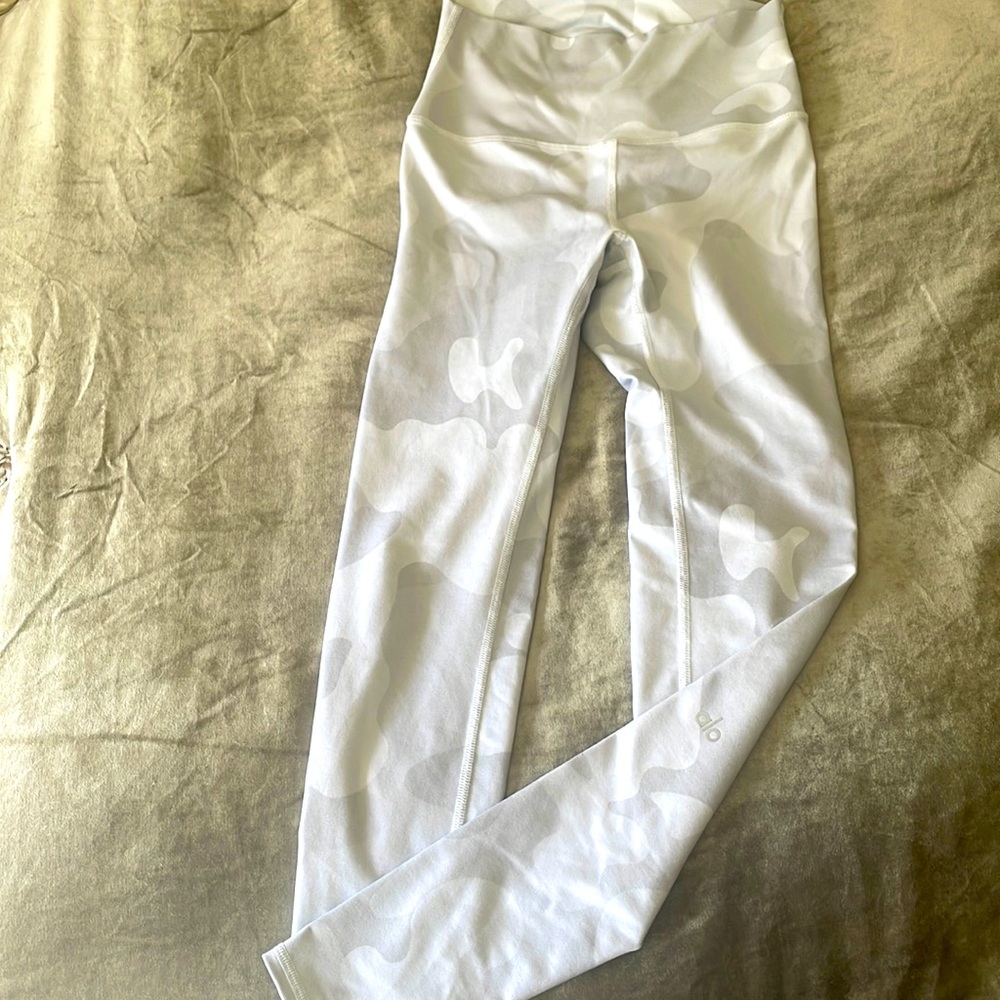 Alo Yoga white camo leggings XS